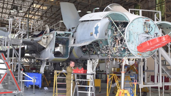 以色列空军飞行员在 F-15 上工作 以色列空军飞行员在 F-15 上工作