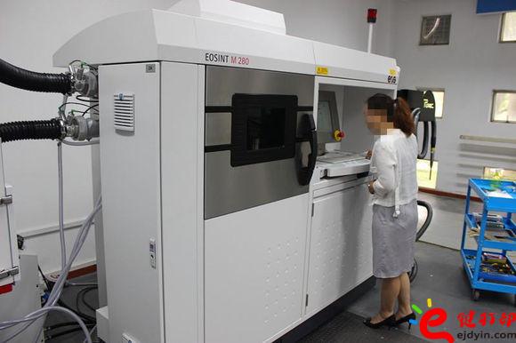 大型金属3D打印机现场展示 金属3d打印机大行其道 Optomec推出LENS机床系列金属3D打印系统