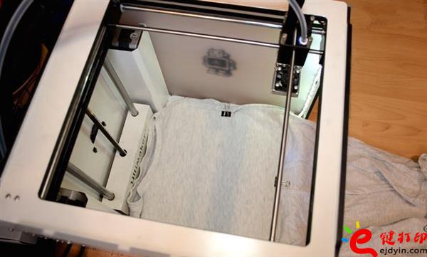 将T恤铺在构建板上-3D打印培训设计简易教程 DIY个性定制自己的T恤3D打印装饰 将T恤铺在构建板上-3D打印培训设计简易教程 DIY个性定制自己的T恤3D打印装饰