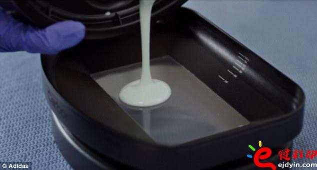 阿迪达斯率先推出3D打印量产时尚跑鞋,大量节约开模具成本 阿迪达斯率先推出3D打印量产时尚跑鞋,大量节约开模具成本