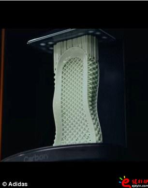 阿迪达斯率先推出3D打印量产时尚跑鞋,大量节约开模具成本 阿迪达斯率先推出3D打印量产时尚跑鞋,大量节约开模具成本